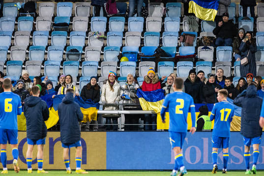 Ukrainas spelare jublar med publiken