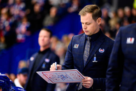 Oskarshamns tränare Martin Filander med taktiktavla
