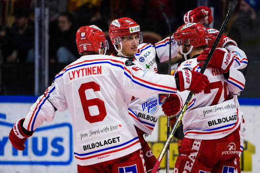 Timrås Robin Alvarez och Robin Hanzl jublar med lagkamrater