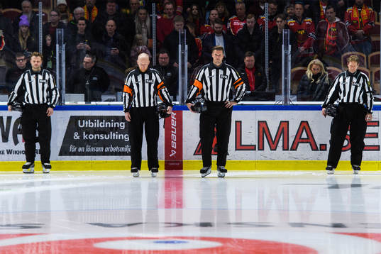 Linjedomare Mathias Naperotti, domare Johan Nordlöf och