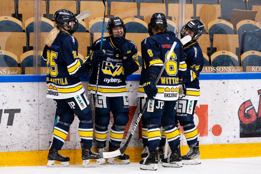 HV71s Suvi Käyhkö jublar med lagkamrater