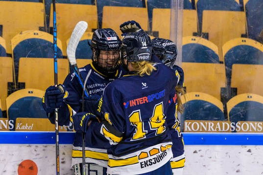 HV71s Suvi Käyhkö jublar