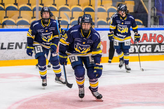 HV71s Suvi Käyhkö  jublar eter 1-0