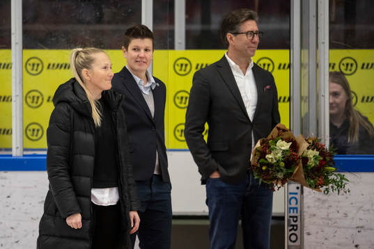 Kim Martin Hasson och Erika Holst tar emot blommor av