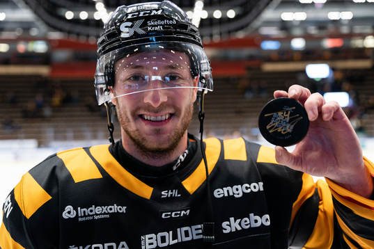 Skellefteås Tom Kühnhackl med en signerad matchpuck