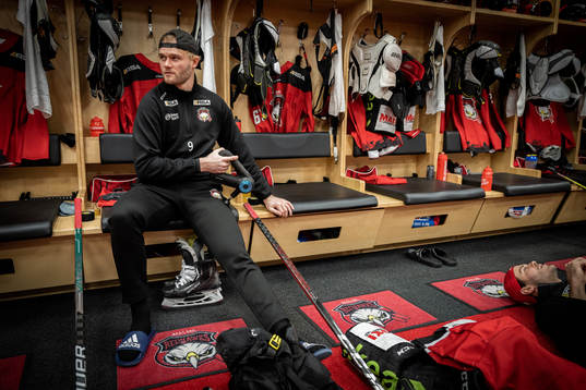 Malmö Redhawks Kim Rosdahl i omklädningsrummet