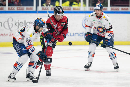 Malmö Redhawks Ponthus Westerholm i en kamp mot Växjös