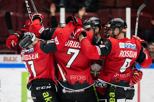 Malmö Redhawks Oliver Lauridsen jublar med lagkamrater