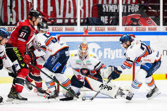 Malmö Redhawks Emil Sylvegård oroar mot Växjös målvakt