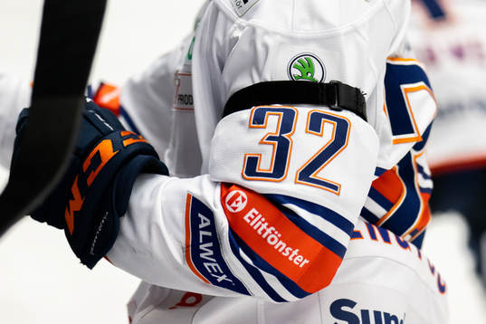 Växjös Lukas Bengtsson med sorgeband för att hedra