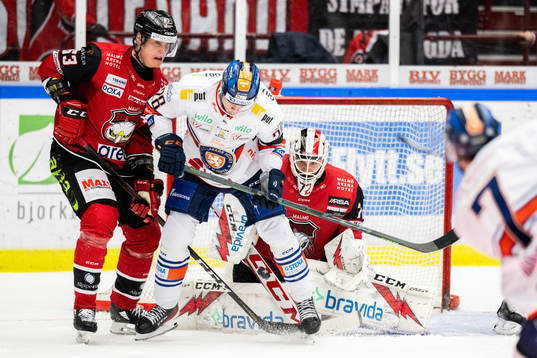Växjös Hugo Gustafsson oroar mot Malmö Redhawks Fredrik