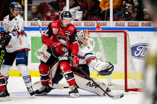 Malmö Redhawks Carl Söderberg oroar mot Växjös målvakt