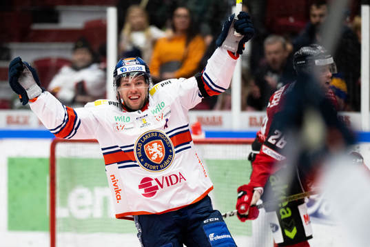 Växjös Robert Rosén jublar