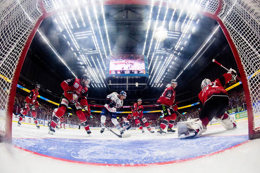 Växjös Hugo Gustafsson skjuter in 1-1 målet bakom Malmö
