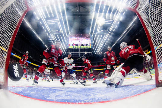 Växjös Hugo Gustafsson skjuter in 1-1 målet bakom Malmö
