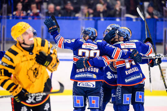 Växjös Lukas Bengtsson och Växjös Kalle Kossila jublar