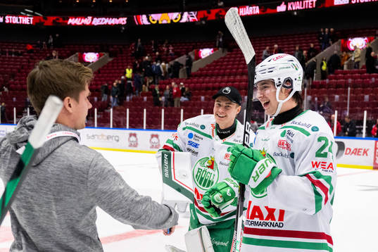 Rögles målvakt Calle Clang och Marco Kasper jublar