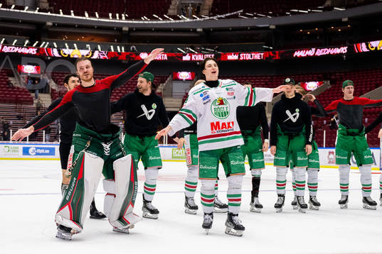 Rögles målvakt Christoffer Rifalk och Marco Kasper jublar