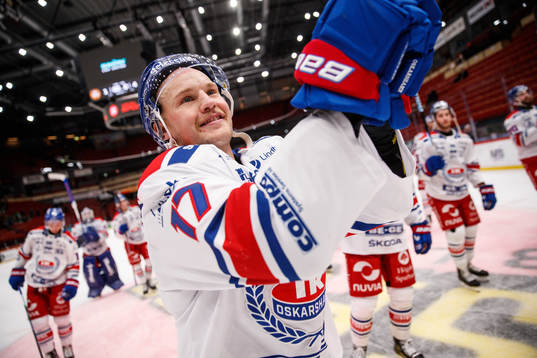 Oskarshamns Jonas Engström jublar