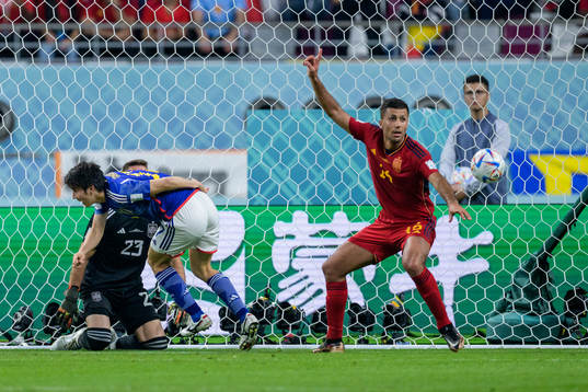 Ao Tanaka of Japan scores 2-1
