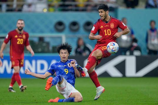 Kaoru Mitoma of Japan and Marco Asensio of Spain
