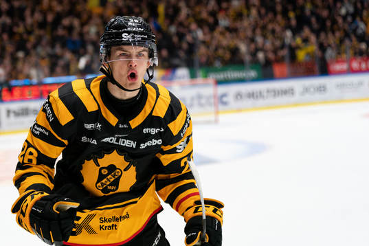 Skellefteås Simon Robertsson jublar mål i