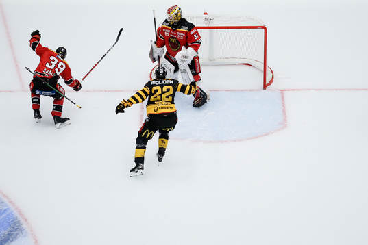 Luleås Pontus Själin och målvakten Matteus Ward