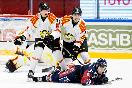 Brynäs Julius Bergman och Oscar Birgersson i en kamp mot