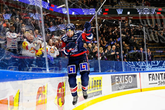 Linköpings Markus Hännikäinen jublar och tackar publiken