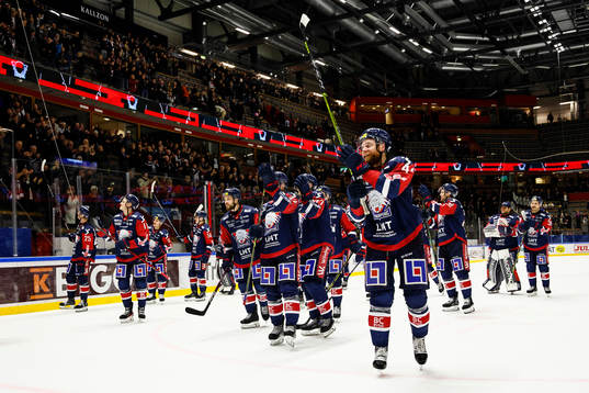 Linköpings spelare med Jonas Junland jublar