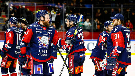Linköpings spelare med Jonas Junland jublar
