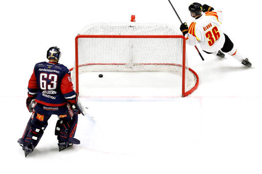 Mål av Brynäs förbi Linköpings målvakt Marcus Högberg