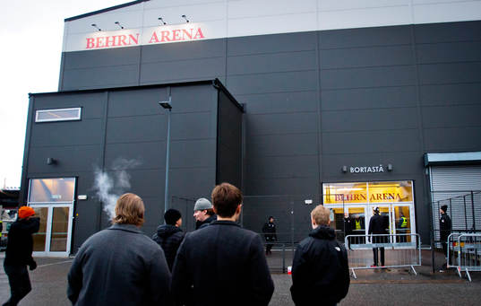 Malmö Redhawks spelarna värmer upp med fotboll utanför Behrn arena