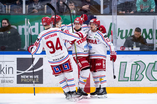 Timrås Robin Alvarez jublar med lagkamrater