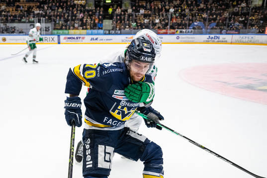 HV71s Marcus Davidsson och Rögles Samuel Jonsson