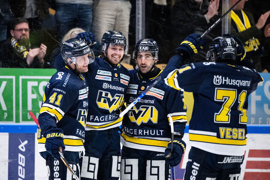 HV71s Fredrik Forsberg jublar med lagkamrater