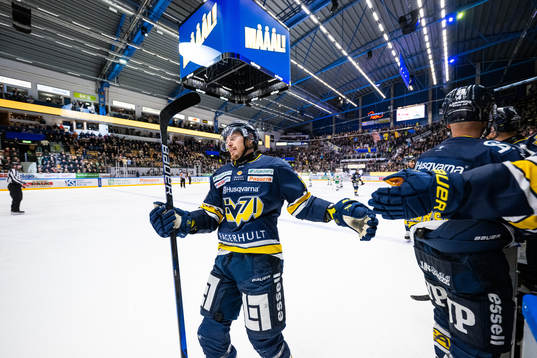 HV71s Fredrik Forsberg jublar