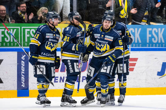 HV71s Chad Billins och Mattias Tedenby jublar med Fredrik