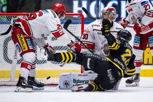 AIKs Oscar Nord gör 2-2 bakom Modos målvakt Krister