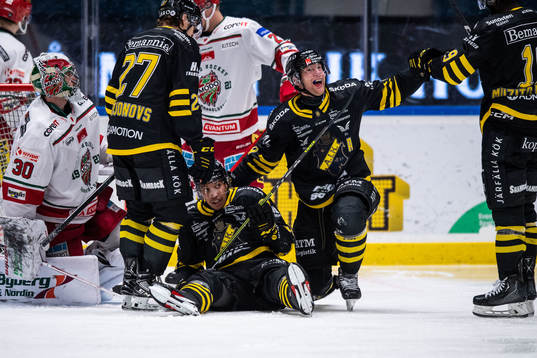 AIKs Oscar Nord jublar med Richard Gynge