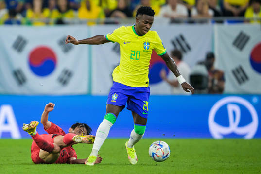 Moonhwan Kim of South Korea and Vinicius Junior of Brazil