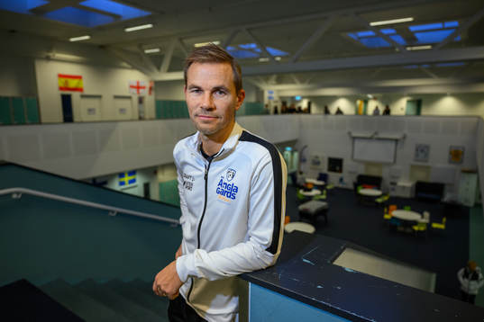 Niclas Alexandersson, tränare på Änglagårdsskolan, poserar för ett porträtt den 6 december 2022 i Göteborg. 