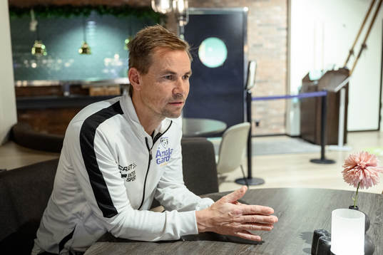 Niclas Alexandersson, tränare på Änglagårdsskolan, blir intervjuad den 6 december 2022 i Göteborg. 