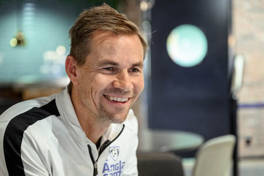 Niclas Alexandersson, tränare på Änglagårdsskolan, blir intervjuad den 6 december 2022 i Göteborg. 