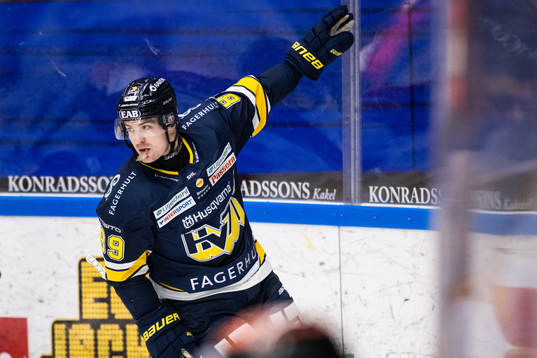 HV71s Mikkel Bödker jublar