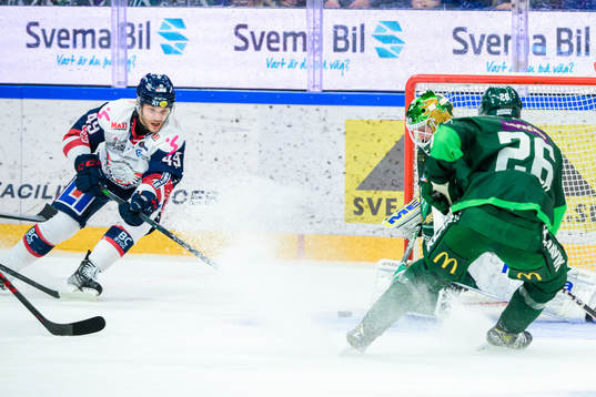 Linköpings Benjamin Maxwell och Färjestads målvakt