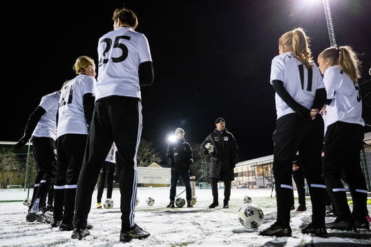 Jannik Brijani Winter och Kristoffer Pilmalm pratar med spelare från akademin