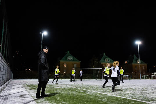 Kristoffer Pilmalm tittar på spelare från akademin