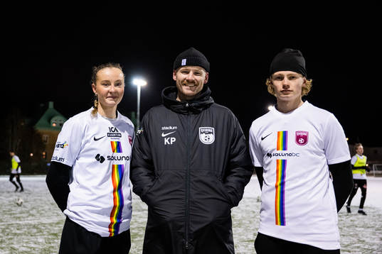 Stella Palm, Kristoffer Pilmalm och Leo Benjaminsson poserar för ett porträtt