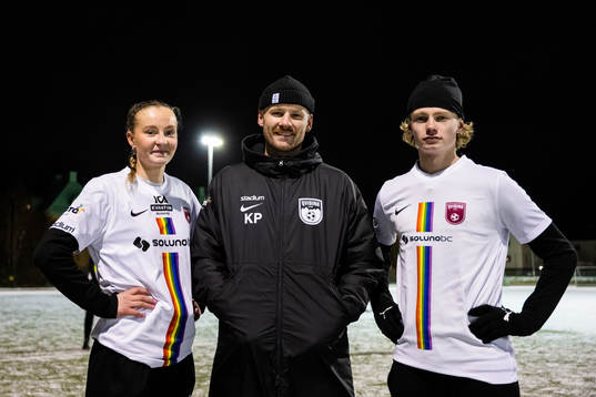 Stella Palm, Kristoffer Pilmalm och Leo Benjaminsson poserar för ett porträtt